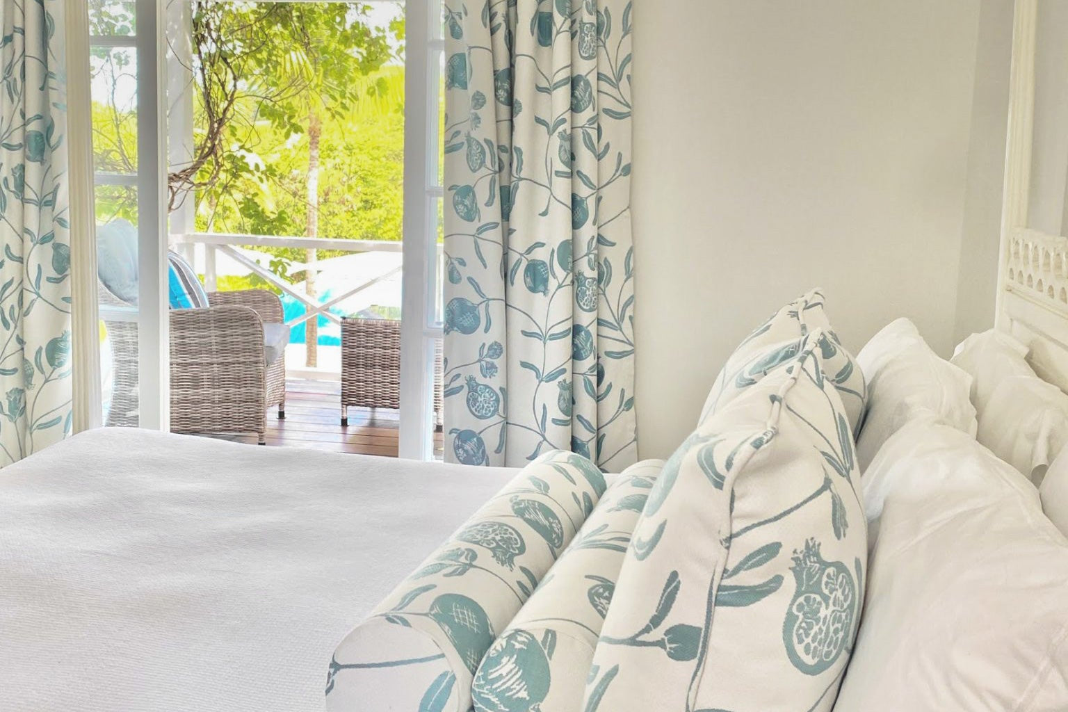 UV fade-resistant performance fabrics designed to withstand strong sunlight without fading, perfect for curtains and soft furnishings in sunny environments.