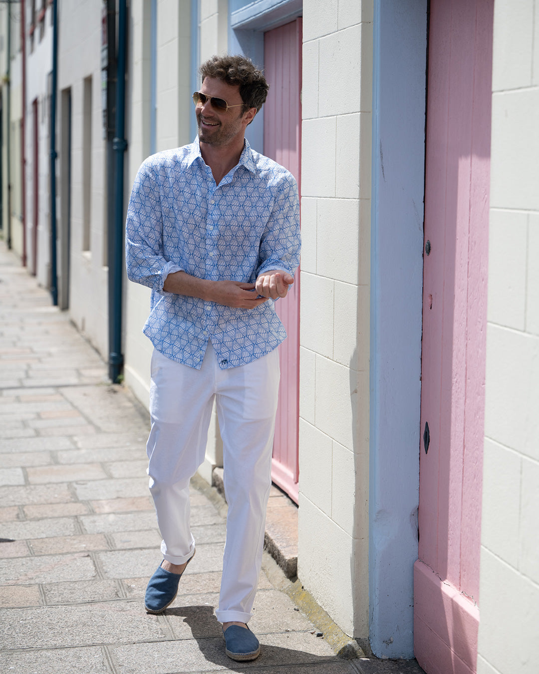 Vacation style stretch linen pants worn with blue shelltop linen shirt. Designer linens by Pink House