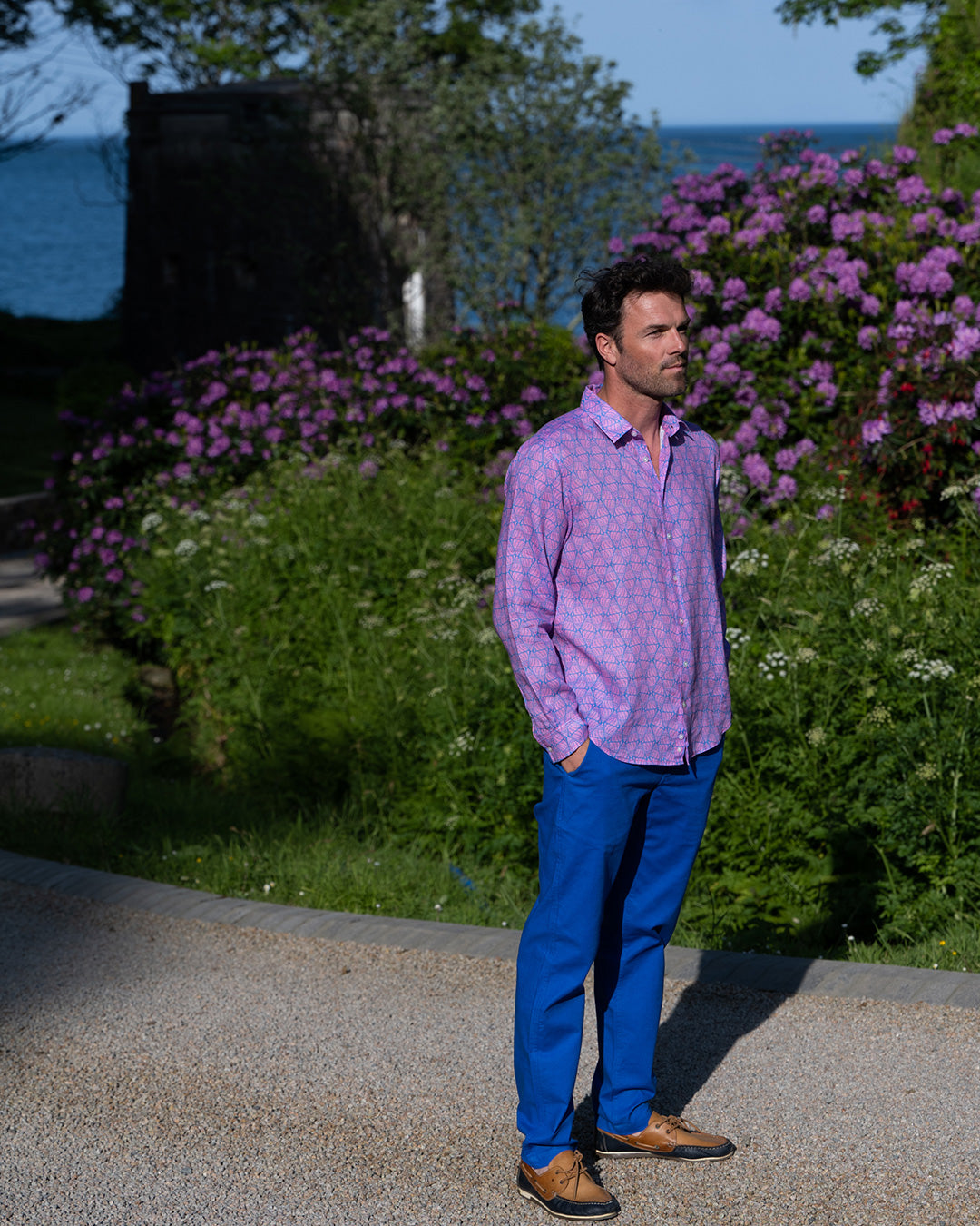 Linen vacation pants in dazzling blue styled with pink linen shirt. Resortwear by Pink House