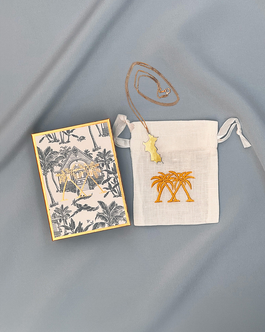 18 carat gold Mustique island pendant necklace with presentation box and jewellery pouch Made in England