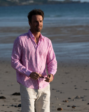 Beach lifestyle men's linen shirt in pink Shelltop print