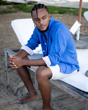 Men's linen vacation shirt in Caribbean dazzling blue, relaxing at Cotton House Hotel, Mustique island