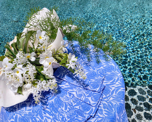 Poolside dining, pure linen tablecloth with 8 napkins in Protea blue print
